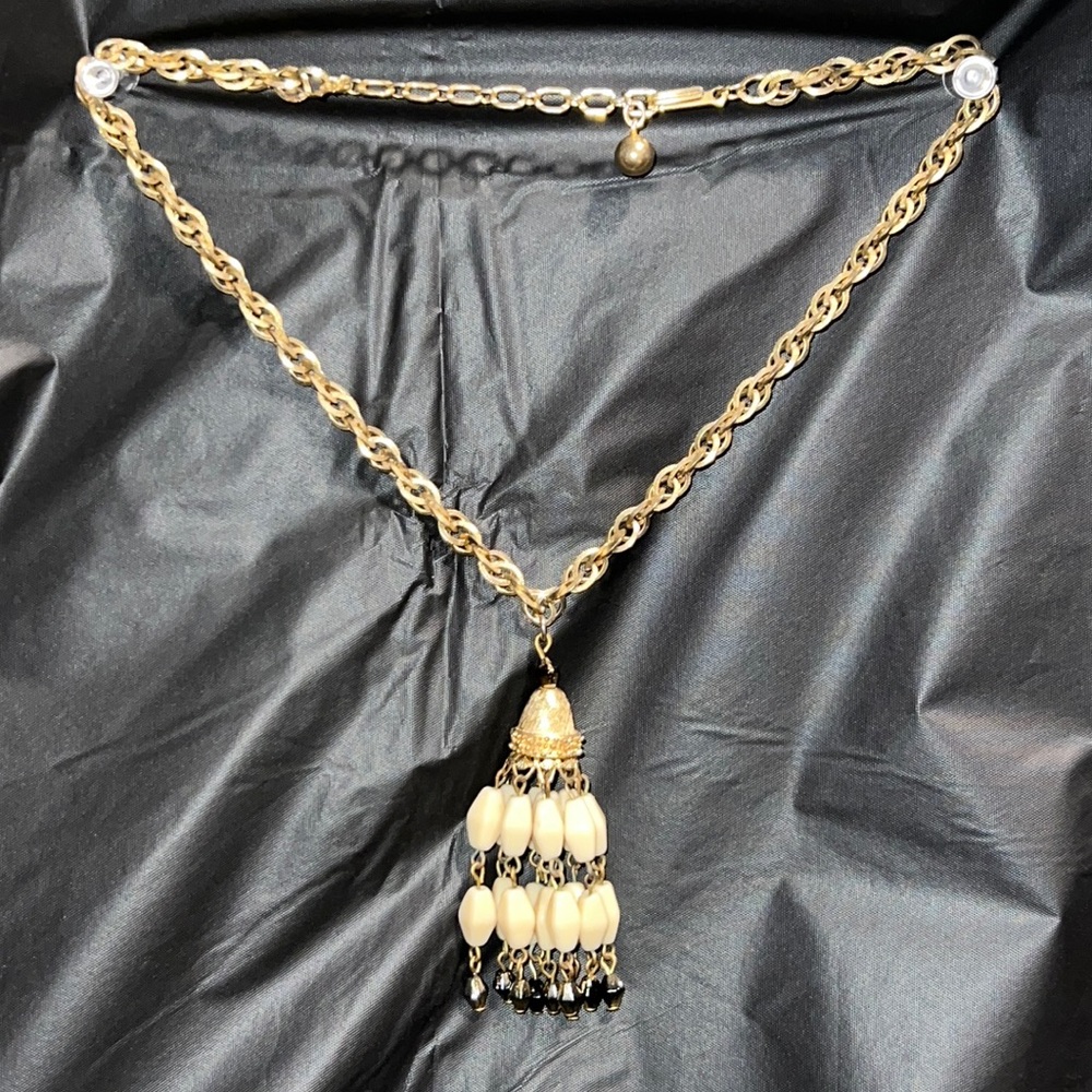 Unmarked 1960’s Vintage Trifari style necklace